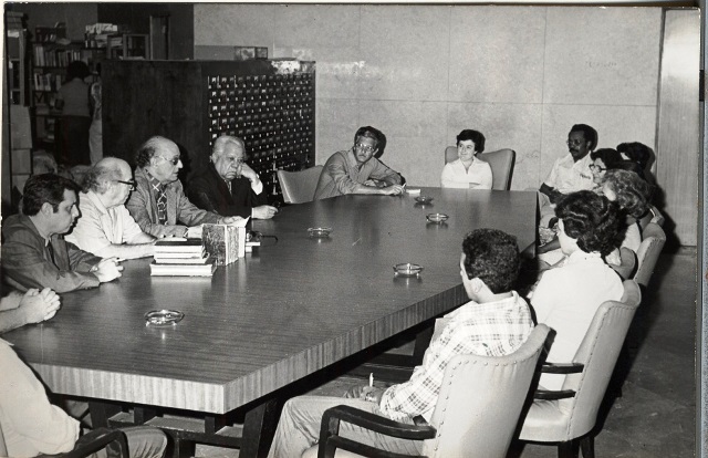 Foto de Nicolás Guillén con especialistas de la BNJM en la donación de libros antiguos a la Biblioteca Nacional, marzo de 1981. Colección de fotografías BNJM.